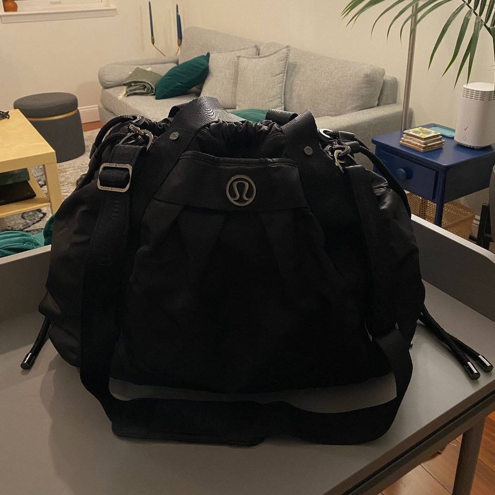 Lululemon Triumphant Tote Bag travel gym yoga black color